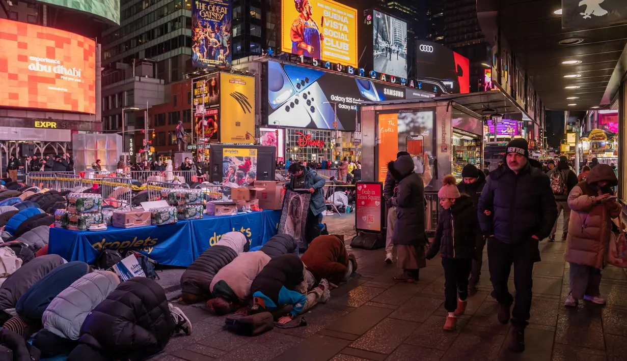 Di Times Square New York, ratusan umat muslim yang menjalankan Ramadan mengadakan buka puasa bersama dan shalat tarawih. (Adam GRAY/AFP)