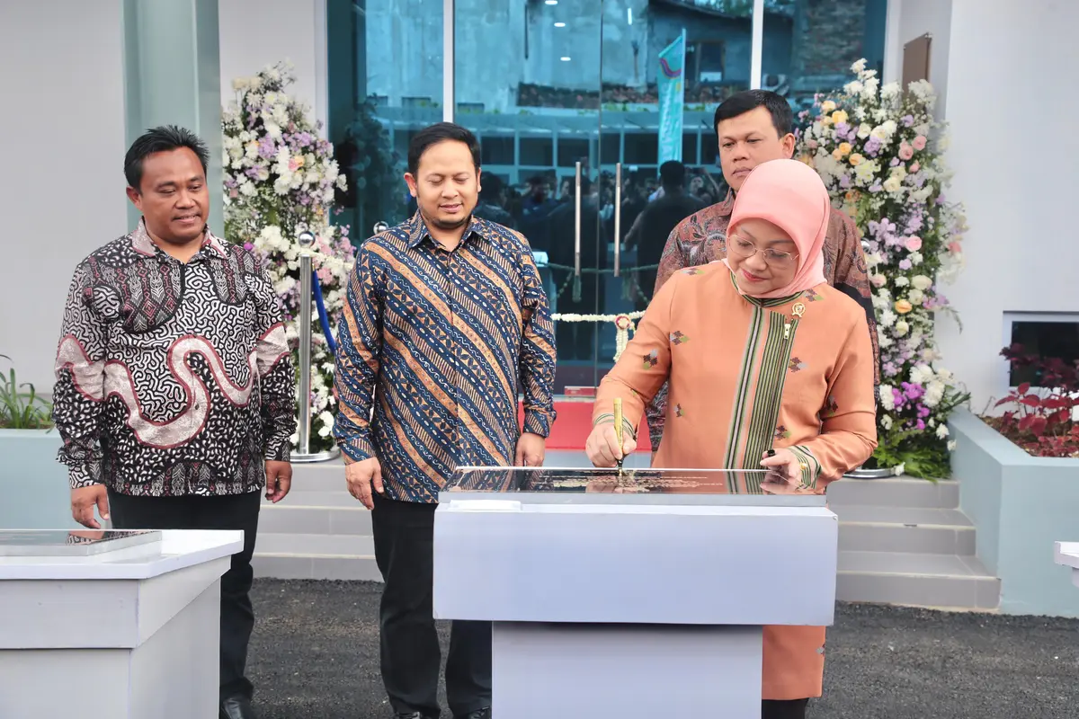Menteri Ketenagakerjaan Ida Fauziyah meresmikan tiga gedung sekaligus yang berada di area Balai Besar Pelatihan Vokasi dan Produktivitas (BBPVP) Bandung, Jawa Barat, Selasa (5/2/2024). (Dok Kemnaker)