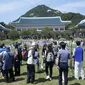 Orang-orang mengunjungi Gedung Biru, bekas istana kepresidenan di Korea Selatan pada 10 Mei 2022. (Foto: AP/Ahn Young-joon)