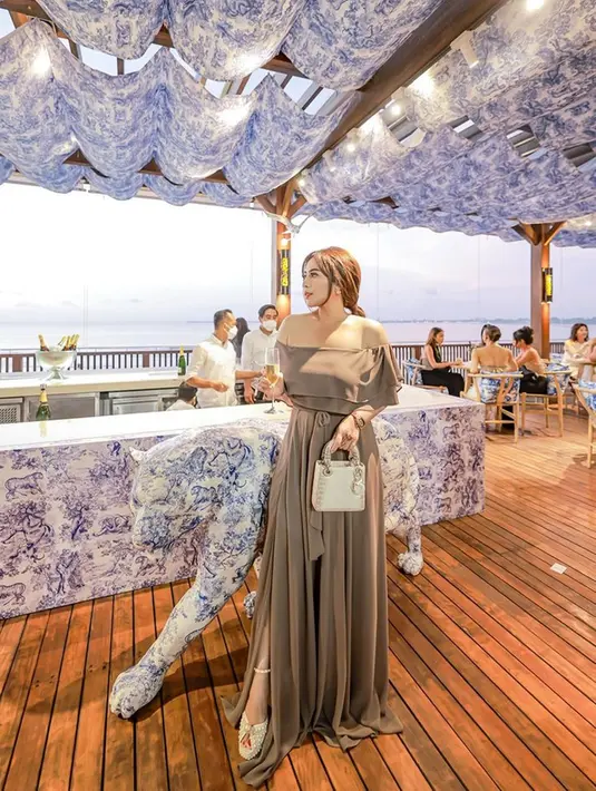 Bukan hanya dipuji cantik sambil tenteng tas mewah, Maharani juga disebut warganet bak barbie hidup. Bahkan ada juga yang menyebut pengusaha kelahiran 1988 itu awet muda bagaikan ABG. (Liputan6.com/IG/@maharanikemala)