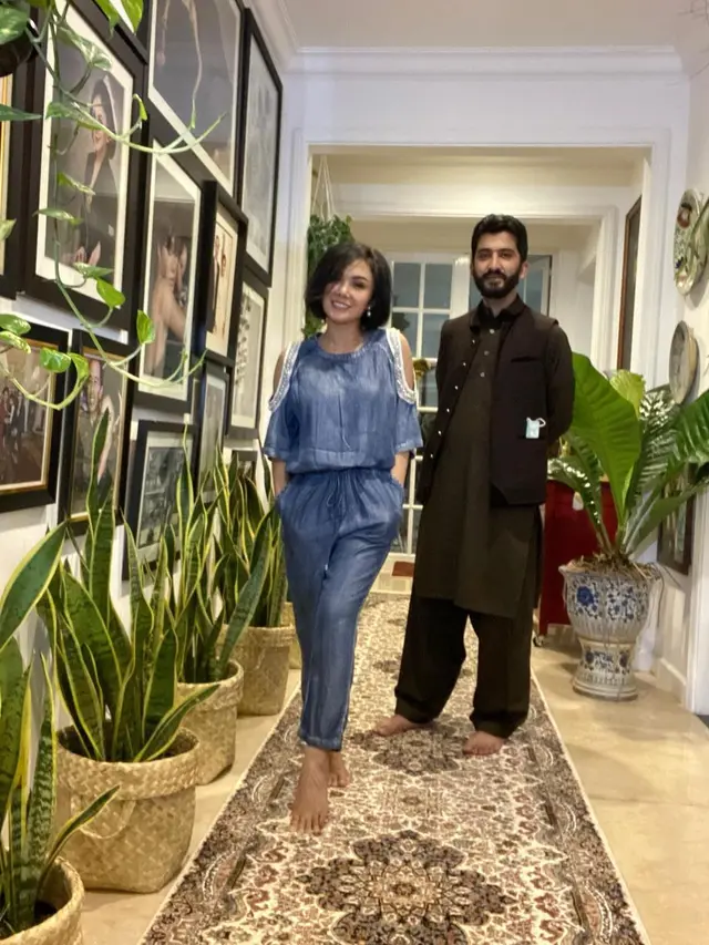 6 Gaya Yuni Shara dengan Outfit Denim, Bak ABG