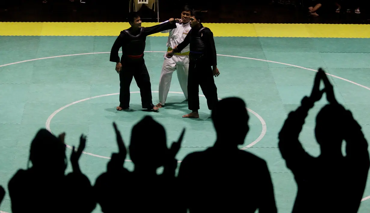 Pesilat menghibur lawannya usai beraksi pada Kejurnas Pagar Nusa di Padepokan Pencak Silat TMII, Jakarta, Minggu (6/1/2020). Sebanyak 487 pesilat dari seluruh Indonesia berpartisipasi dalam Kejurnas sekaligus Harlah ke-34 Pagar Nusa. (Bola.com/M Iqbal Ichsan)