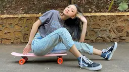 Kekasih dari Devano Danendra ini kerap tampil dengan kaos oblong, celana jeans, dan sepatu sneakers. Penampilannya ini pun kerap menjadi trend bagi remaja seusianya. (Liputan6.com/IG/naura.ayu)