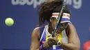Petenis Jepang, Naomi Osaka, mengembalikan bola saat bertanding melawan petenis Jerman, Angelique Kerber, pada laga turnamen AS Terbuka 2017 di New York, Selasa (29/8/2017). Angelique Kerber kalah 3-6 dan 1-6 dari Naomi Osaka. (AP/Frank Franklin II)