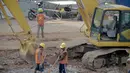 Para pekerja tampak telah memulai tahapan penggalian stasiun bawah tanah MRT di jalan Sudirman, Jakarta, Kamis (14/8/14). (Liputan6.com/Faizal Fanani)