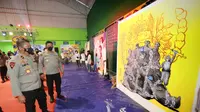 Festival Mural di lapangan Tenis Indoor, Mapolda Jatim. (Dian Kurniawan/Liputan6.com)