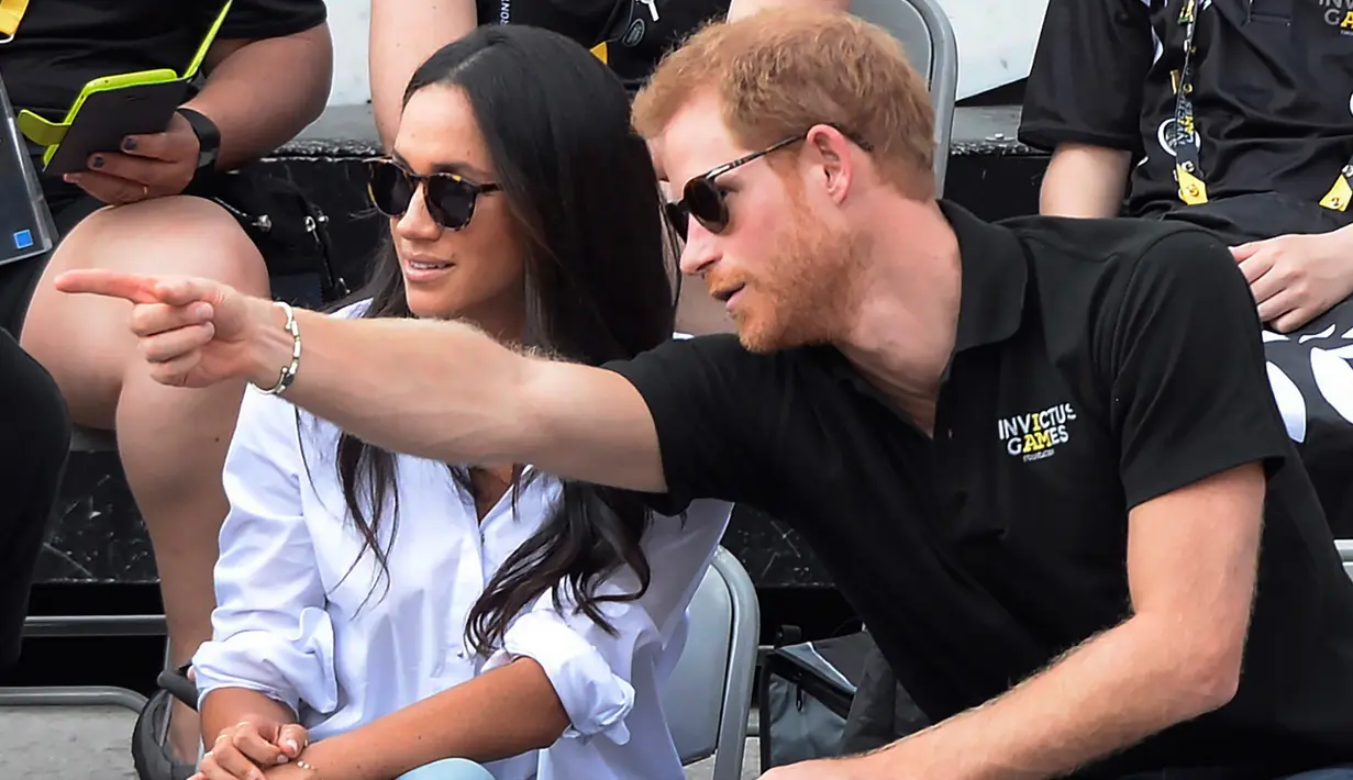Pengumuman mundur sebagai anggota senior keluarga Kerajaan Inggris tersebut diungkapkan Pangeran Harry dan Meghan Markle pada Rabu (8/1/2019) waktu setempat melalui media sosial Instagram, @sussexroyal. (Nathan Denette/The Canadian Press via AP, FILE)