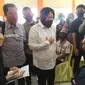 Risma saat mengecek pembagian bantuan sosial di Surabaya. (Dian Kurniawan/Liputan6.com).