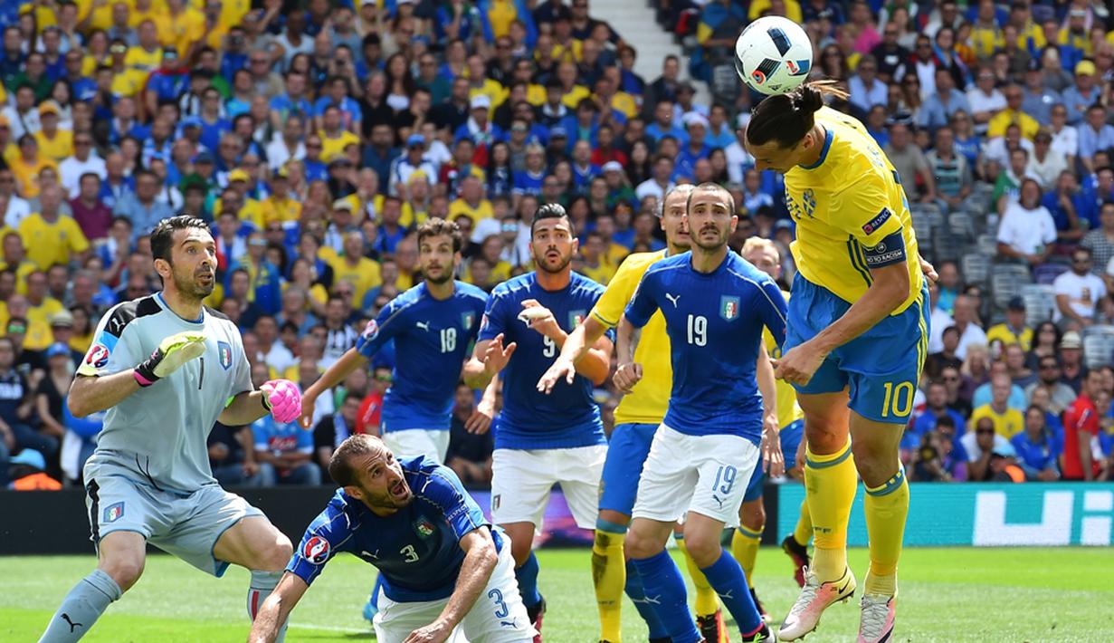 Striker Swedia, Zlatan Ibrahimovic, menyundul bola ke arah gawang Italia pada laga Grup E Piala Eropa 2016 di Stadium de Toulouse, Jumat (17/6/2016). (AFP/Vincenzo Pinto)