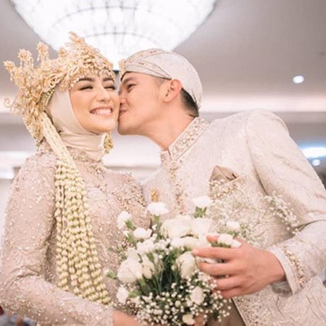 Resmi Suami Istri Ini 5 Momen Rezky Aditya Cium Mesra Citra Kirana Hot Liputan6 Com