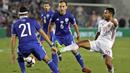 Gelandang Spanyol, Jonathan Viera, berusaha melewati penjagaan pemain Israel pada laga kualifikasi Piala Dunia 2018 di Stadion Teddy, Yerusalem,Senin (9/10/2017). Israel kalah 0-1 dari Spanyol. (AFP/Thomas Coex)