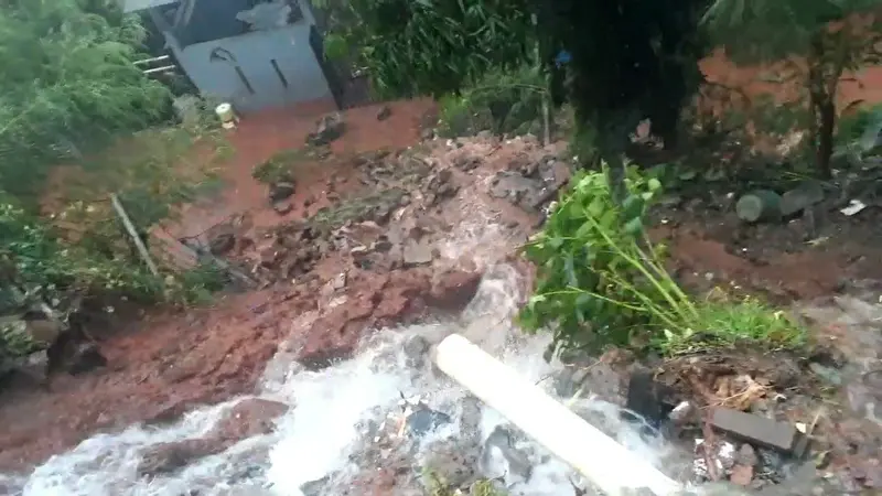 Longsor di permukiman penduduk di Kota Bekasi akibat guyuran hujan deras