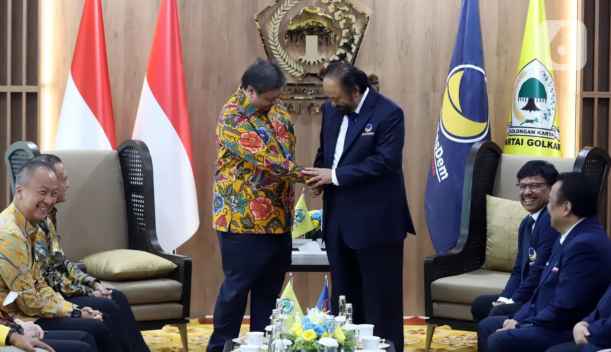 Ketua Umum Partai NasDem Surya Paloh menyambangi Ketua Umum Partai Golkar Airlangga Hartarto di Kantor DPP Partai Golkar, Jakarta Barat, Rabu (1/2/2023). Saat ini, Partai Golkar bersama Partai Amanat Nasional (PAN) dan Partai Persatuan Pembangunan (PPP) tergabung dalam Koalisi Indonesia Bersatu. (Liputan6.com/Johan Tallo)