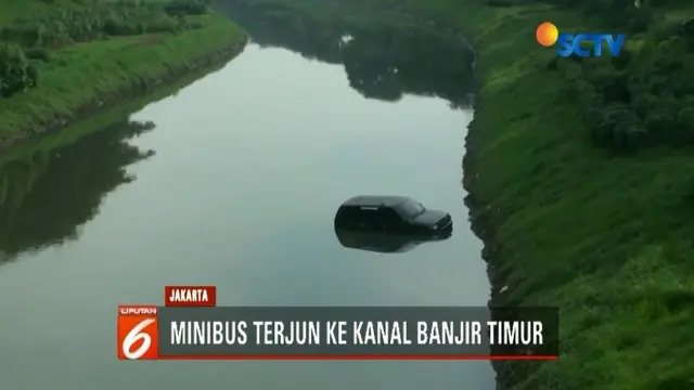 Pengemudi lupa gunakan rem tangan, sebuah minibus terjun bebas ke dalam Kanal Banjir Timur, Duren Sawit, Jakarta Timur.