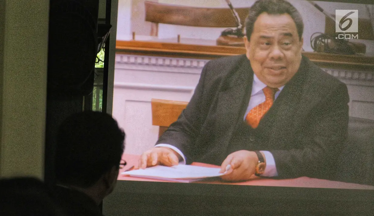 Sebuah layar menampilkan foto ekonom Indonesia, Dr. Sjahrir pada acara sepuluh tahun mengenang kepergian almarhum di kawasan Menteng, Jakarta, Sabtu (28/7). Dr. Sjahrir dikenal sebagai seorang aktivis, ekonom hingga akademisi. (Liputan6.com/Faizal Fanani)