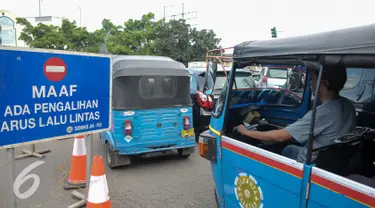 Uji coba penutupan perlintasan Kereta Api di Jl. Letjen Soeprapto, Senen mulai diberlakukan, Jakarta, Sabtu (1/10). Banyak pengendara yang belum tahu bahwa ujicoba penutupan perlintasan tersebut sedang berlangsung. (Liputan6.com/Yoppy Renato)