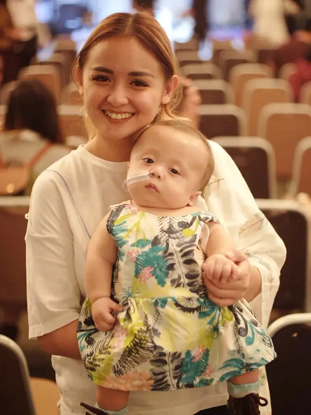 [Bintang] Menginspirasi, Ini 8 Potret Kebersamaan Joanna Alexandra dan Anaknya yang Menderita Displasia