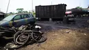 Petugas dari Dit Reskrimsus Polda Metro Jaya menggerebek pabrik oli palsu di kawasan Marunda, Jakarta, Selasa (19/8/14). (Liputan6.com/Faizal Fanani)