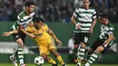 Striker Juventus, Paulo Dybala, berusaha melewati kepungan pemain Sporting CP pada laga Liga Champions di Stadion Jose Alvalade, Lisbon, Selasa (31/10/2017). Kedua klub bermain imbang 1-1. (AFP/Patricia De Melo Moreira)