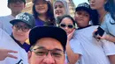 Pasha Ungu membagikan momen liburan ke Thailand bersama istrinya, Adelia Wilhelmina, dan enam anak mereka. Dalam foto-foto tersebut, terlihat juga Shakiena Azalea dan Nasha Anaya, anak-anak Pasha dari pernikahan sebelumnya dengan Okie Agustina, meskipun Kiesha Alvaro tidak dapat ikut dalam perjalanan ini. (Liputan6.com/IG/@pashaungu_vm)