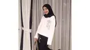 Zaskia Sungkar hobi banget bergaya monokrom. Kali ini ia memakai midi skirt dan stocking yang berwarna hitam. Dipadukan dengan blouse putih dan hijab hitam, Zaskia tampak stylish banget. (Instagram/zaskiasungkar)