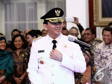 Basuki Tjahaja Purnama bersiap untuk dilantik menjadi Gubernur DKI Jakarta di Istana Negara, Rabu (19/11/2014). (Liputan6.com/Faizal Fanani)