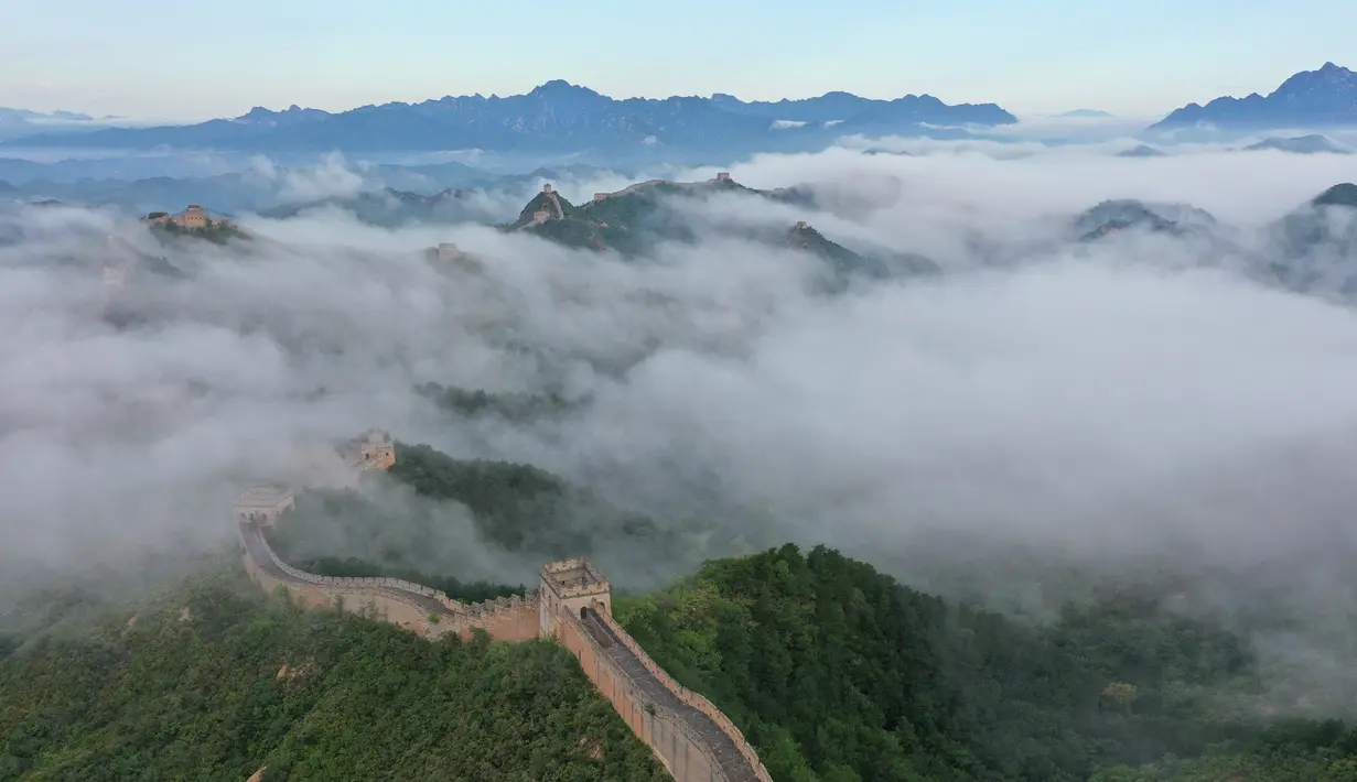 Foto dari udara menunjukkan Tembok Besar China seksi Jinshanling yang diselimuti kabut pagi di wilayah Luanping, Kota Chengde, Provinsi Hebei, China, 10 Agustus 2020. (Xinhua/Zhou Wanping)