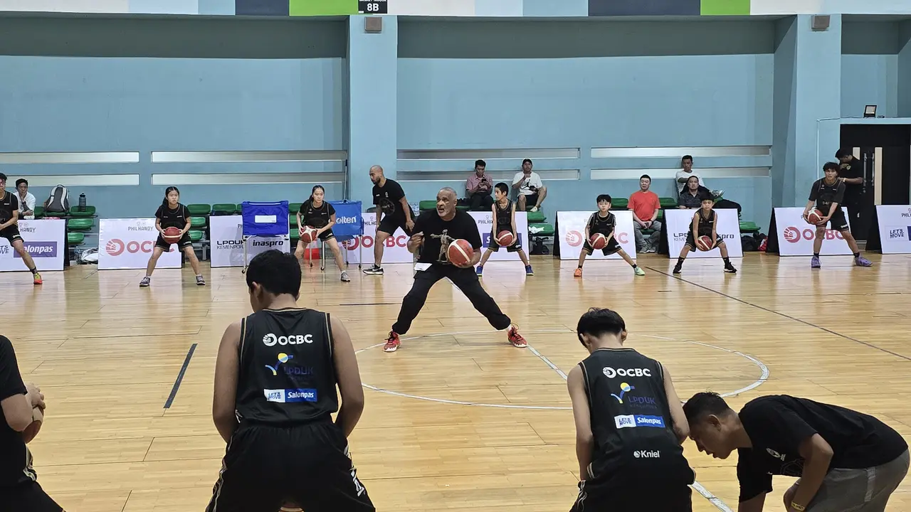 Phil Handy memberikan pelatihan di Jakarta