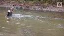 Warga menjaring ikan di galian properti kawasan Kampung Sawah, Ciputat, Tangerang Selatan, Senin (13/7/2020). Masa pandemi Covid-19, warga memanfaatkan waktu luang dengan menjaring ikan untuk menyambung hidup. (Liputan6.com/Fery Pradolo)