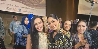 Keduanya terlihat elegan mengenakan batik dengan gaya khas masing-masing. [@bebytsabina].