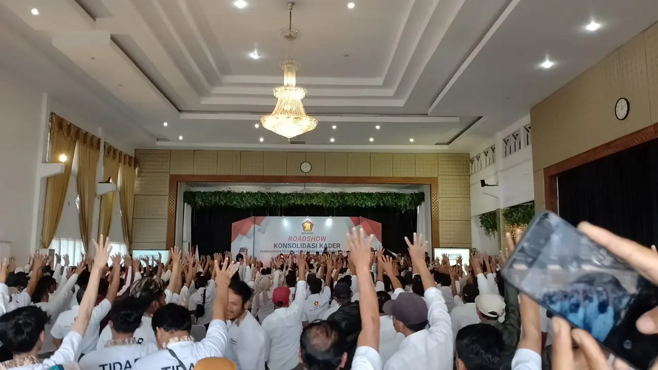 Paslon nomor urut dua Abdusy Syakur Amin-Luthfianisa Putri Karlina (Santri), mendapatkan suntikan moral dengan dukungan Presiden Prabowo Subianto untuk memenangkan Pilkada Garut 2024. (Liputan6.com/Jayadi Supriadin)