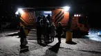 Warga mengantre di sebuah truk makanan milik the 3rd Separate Assault Brigade Angkatan Bersenjata Ukraina untuk mendapatkan makanan panas gratis bagi orang-orang di lingkungan perumahan yang rumahnya tanpa listrik setelah serangan udara Rusia berulang kali terhadap sektor energi negara itu di Kyiv, Selasa 27 Januari 2026. Gelombang serangan rudal dan pesawat nirawak (drone) besar-besaran Rusia yang menargetkan infrastruktur energi dan kawasan pemukiman di berbagai kota Ukraina, termasuk Kyiv dan Kharkiv, berimbas pada krisis energi. (AP Photo/Danylo Antoniuk)