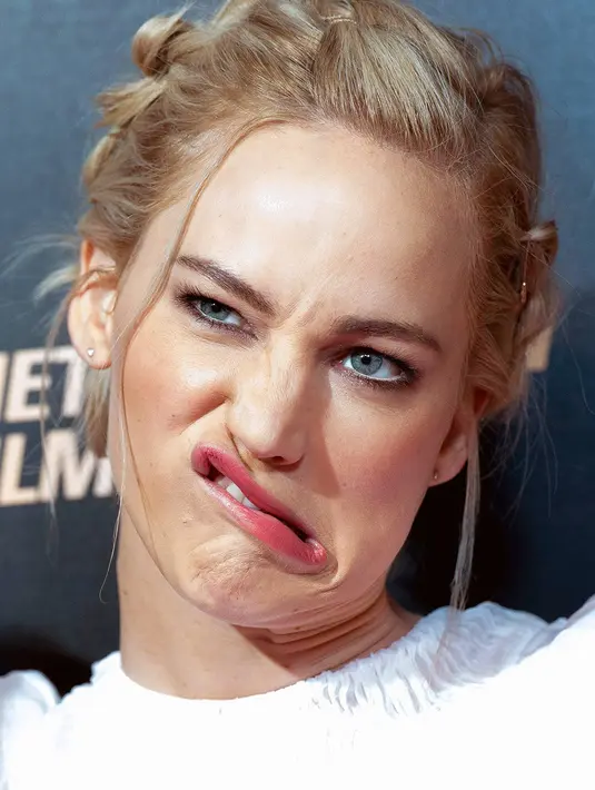 Jennifer Lawrence pasang wajah seperti ini saat premier The Hunger Games: Mocking Jay Part 2 di Paris, Perancis. (VILLARD/SIPA/REX/SHUTTERSTOCK/HollywoodLife)