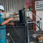 Pegawai Di IPST ASARI Menyiapkan Mesin Pengolah Limbah Plastik Menjadi BBM Plas Milik PT Chandra Asri Petrochemical. (Kamis, 30/06/2022). (Liputan6.com/Yandhi Deslatama).