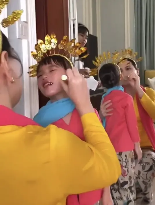 Keduanya pun kompak mengenakan hiasan kepala keemasan di atas tatanan rambut sanggul modernnya. [@shandyaulia]