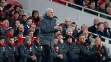 Pelatih Manchester United Jose Mourinho memberi arahan kepada pemainnya saat melawan Arsenal dalam pertandingan Liga Inggris di stadion Emirates, London (2/12). (AP Photo/Kirsty Wigglesworth)