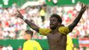 Pemain Brasil, Neymar melakukan selebrasi usai mencetak gol ke gawang Austria dalam laga persahabatan di Stadion Ernst Happel, Wina, Austria, Minggu (10/6). Brasil melumat Austria dengan skor 3-0. (AP Photo/Ronald Zak)