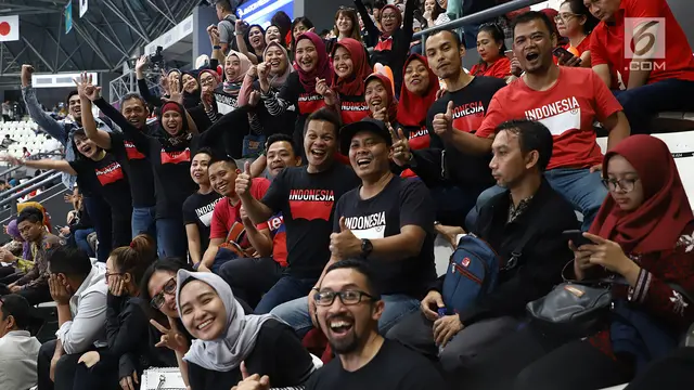 Aksi Suporter Dukung Kedua Tim Bola Voli Putra Asian Games 2018