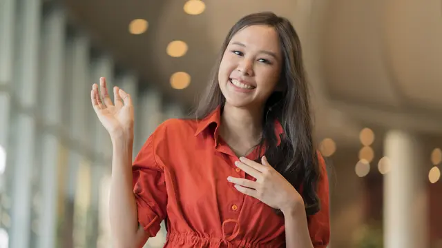 tertawa baju merah santai cantik