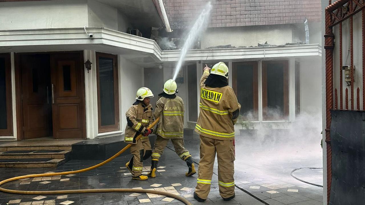 Petugas Damkar saat melakukan pemadaman api yang menghanguskan rumah mewah di kawasan jalan Sutan Syahrir, Gondangdia, Menteng, Jakarta Pusat.