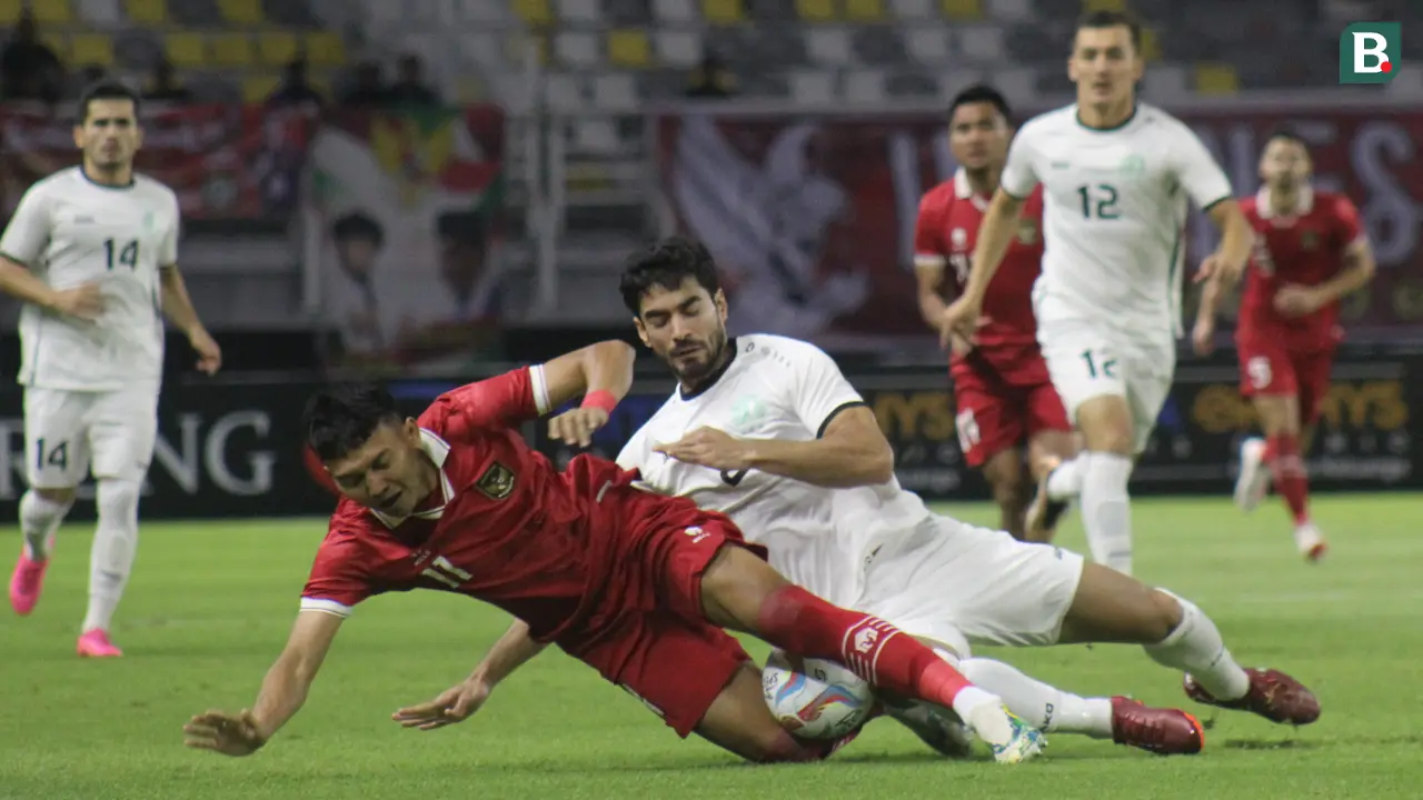 Dendy Sulistyawan dijatuhkan ketika membela Timnas Indonesia melawan Timnas Turkmenistan di Stadion Gelora Bung Tomo (GBT), Surabaya, pada Jumat (8/9/2023).