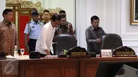 Presiden Joko Widodo bersama Wakil Presiden Jusuf Kalla memasuki ruang rapat terbatas di Kantor Presiden Komplek Istana Kepresidenan, Jakarta, Selasa (1/11). (Liputan6.com/Faizal Fanani)