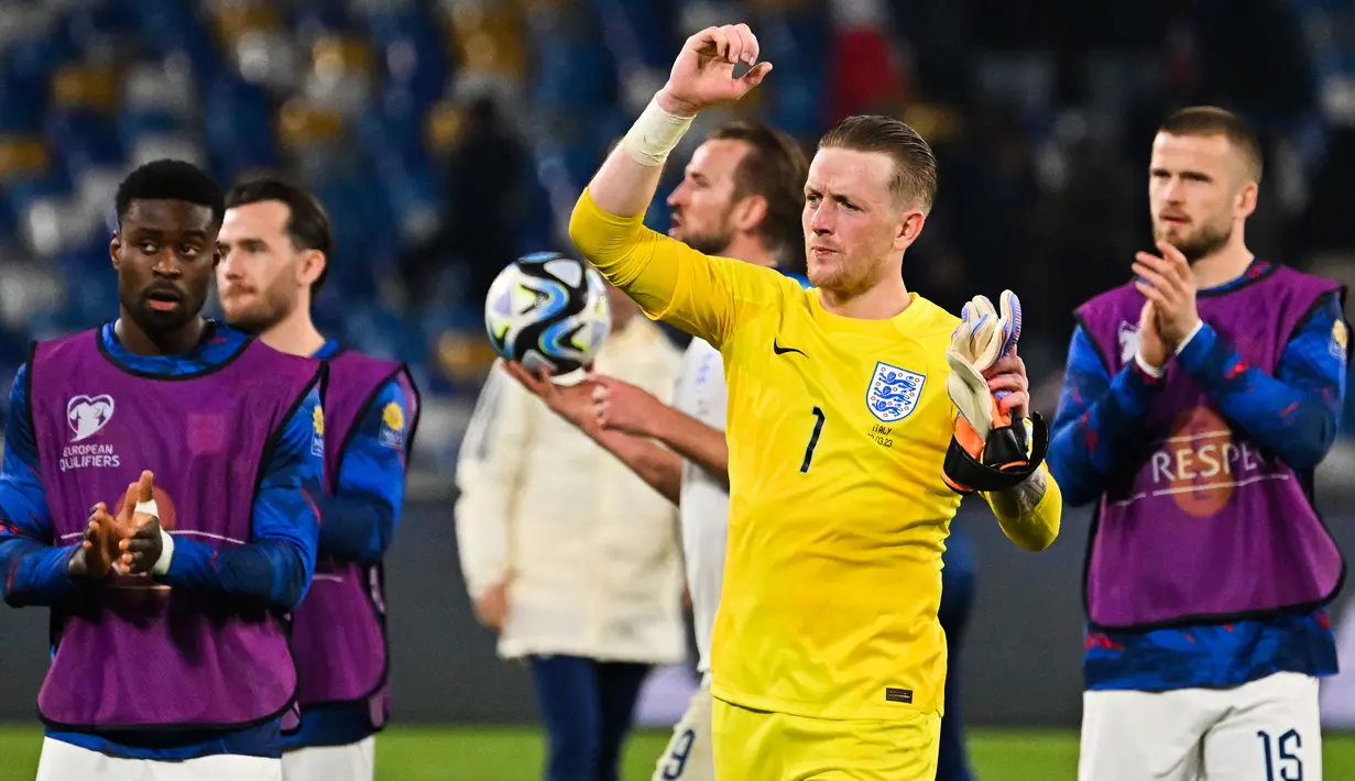 Jordan Pickford (Inggris 2011/perempatfinal) Jordan Pickford yang kini tengah menjalani musim ke-7 bersama Everton merupakan alumnus Timnas Inggris pada Piala Dunia U-17 edisi 2011. Saat itu Timnas Inggris terhenti di babak perempatfinal setelah ditaklukkan Jerman dengan skor 2-3. Bersama timnas senior ia mampu membawa Inggris menjadi runner-up Euro 2020. (AFP/Alberto Pizzoli)