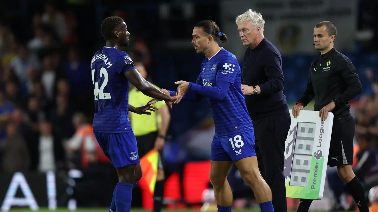 Foto: Handball Kontroversial Coreng Debut Jack Grealish bareng Everton di Liga Inggris