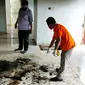 Polisi melakukan olah tempat kejadian perkara di lokasi jasad terbakar di Pekanbaru. (Liputan6.com/M Syukur)