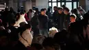Hingga Sabtu (7/2/2026) pukul 08.00 waktu setempat, total 140 juta tiket kereta untuk arus mudik Festival Musim Semi atau Imlek yang sedang berlangsung habis terjual. Tampak dalam foto, orang-orang bergerak melalui stasiun kereta api yang ramai di Beijing, China, Selasa 10 Februari 2026. (AP Photo/Vincent Thian)