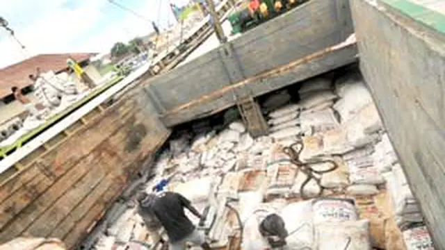 111128cfoto_pupuk-subsidi.jpg