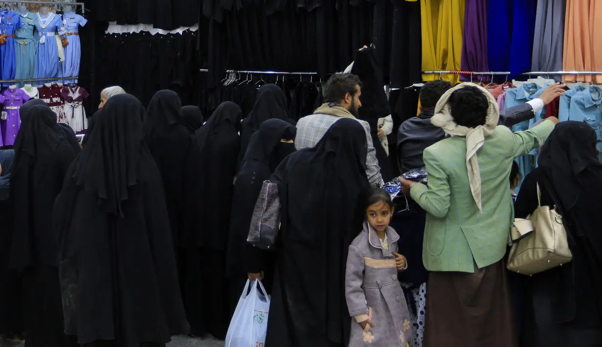 Warga Yaman memadati ruang pamer yang membagikan pakaian kepada anak-anak yang kehilangan orang tua dalam konflik, sebagai bagian dari kegiatan amal selama bulan suci Ramadhan, di ibu kota Sanaa (8/4/2022). (AFP/Mohammed Huwais)