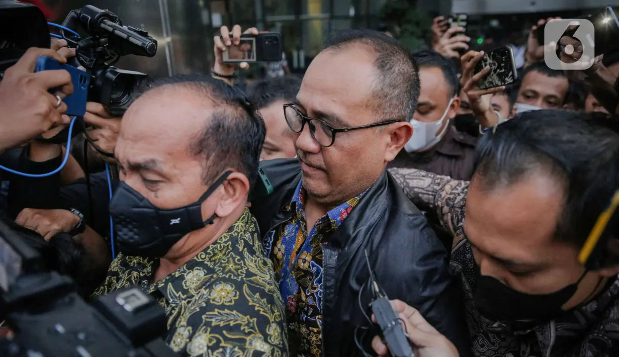 Mantan pejabat Ditjen Pajak Kementerian Keuangan (Kemenkeu) Rafael Alun Trisambodo yang juga ayah Mario Dandy tersenyum usai menjalani pemeriksaan di Gedung Komisi Pemberantasan Korupsi (KPK), Jakarta, Rabu (1/3/2023). Diketahui, Rafael dimintai klarifikasi terkait sumber kekayaannya yang mencapai Rp 56,1 miliar sebagaimana dilaporkan dalam Laporan Harta Kekayaan Penyelenggara Negara (LHKPN). (Liputan6.com/Faizal Fanani)