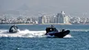 Pasukan khusus Angkatan Laut Siprus dan US Navy SEAL mengambil bagian dalam latihan penyelamatan bersama Amerika Serikat-Siprus di Pelabuhan Limassol, Siprus, Jumat (10/9/2021). (IAKOVOS HATZISTAVROU/AFP)